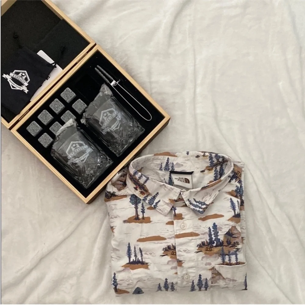 THE NORTH FACE Short-Sleeve Button-Up Shirt in White with Blue & Brown Print